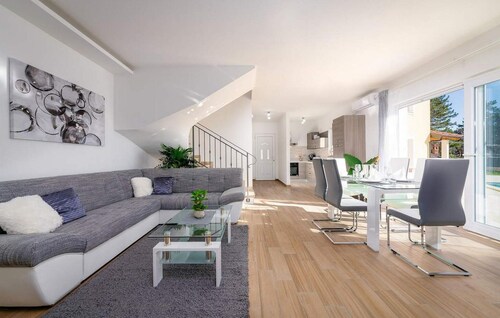 Beautiful home in Moscenicka Draga