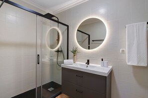 Douche, sèche-cheveux, serviettes fournies
