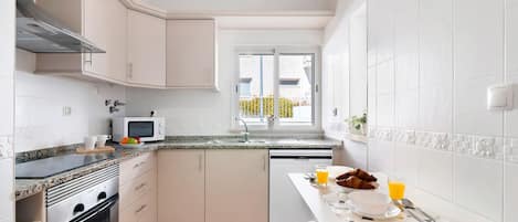 Réfrigérateur, four à micro-ondes, un four, surface de cuisson