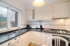 Frigorifero, microonde, forno, piano cottura