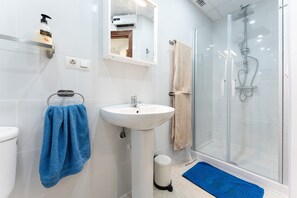 Douche, sèche-cheveux, serviettes fournies