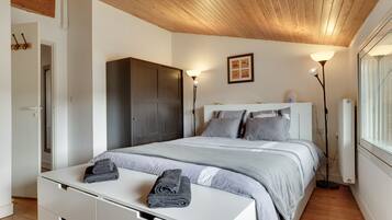 3 bedrooms, iron/ironing board, free WiFi