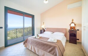 4 bedrooms, travel cot, free WiFi