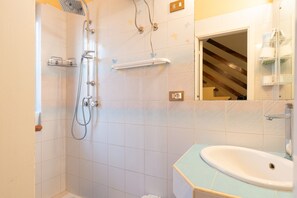 Shower, hair dryer, towels - Holiday Home "Casa Delle Pomelie" with Garden (Trappeto)