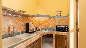 Frigorifero, microonde, forno, piano cottura