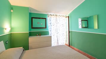 2 bedrooms, iron/ironing board, bed sheets