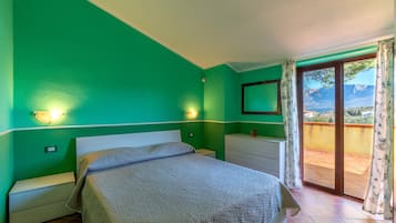 2 bedrooms, iron/ironing board, bed sheets