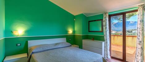 2 bedrooms, iron/ironing board, bed sheets