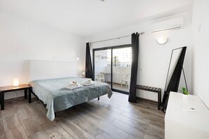 2 bedrooms, iron/ironing board, free WiFi, bed sheets - Holiday Apartment "Praia Da Rocha Mar Guest House" with 2 Balconies, Shared Terrace & Wi-Fi (Portimão)