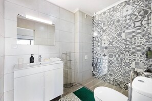 Chuveiro, secador de cabelo, toalhas de banho 