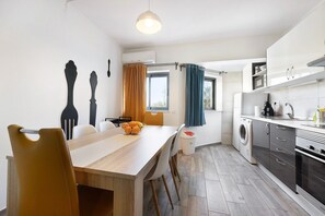 Fridge, microwave, oven, stovetop - Holiday Apartment "Praia Da Rocha Mar Guest House" with 2 Balconies, Shared Terrace & Wi-Fi (Portimão)