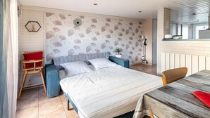 A bedroom with a bed, a desk, and a chair. There is a window and a radiator. - Awesome home in Criquetot-l'Esneval (Criquetot-l'Esneval)