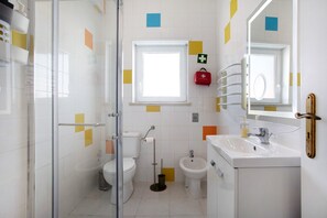 Een douche, handdoeken