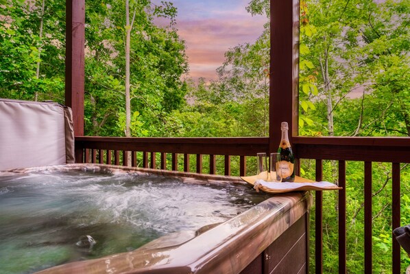 Outdoor spa tub - Free Dollywood Tix/Dog Friendly/Gameroom/HotTub/ (Sevierville)