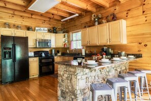Fridge, microwave, oven, stovetop - Free Dollywood Tix/Dog Friendly/Gameroom/HotTub/ (Sevierville)