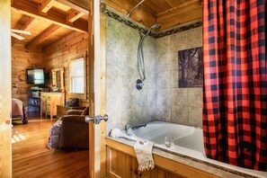 Jetted bath, hair dryer, towels, soap - Free Dollywood Tix/Dog Friendly/Gameroom/HotTub/ (Sevierville)