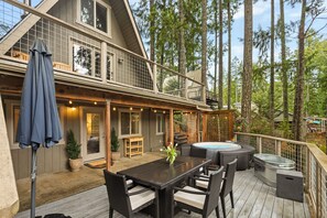 Outdoor dining - Stylish Lakefront Cabin Retreat, Sauna/Hot tub & Cold Plunge (Gig Harbor)