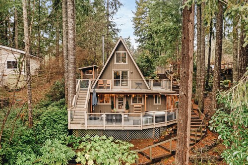 Stylish Lakefront Cabin Retreat, Sauna/Hot tub & Cold Plunge