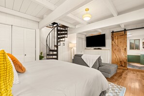 2 bedrooms, free WiFi, bed sheets - Stylish Lakefront Cabin Retreat, Sauna/Hot tub & Cold Plunge (Gig Harbor)