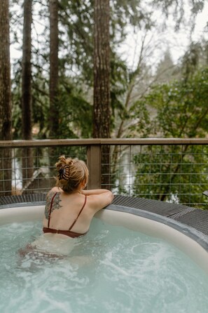 Bañera de hidromasaje al aire libre