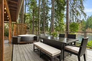 Outdoor dining - Stylish Lakefront Cabin Retreat, Sauna/Hot tub & Cold Plunge (Gig Harbor)