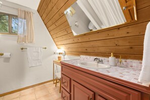 Hair dryer, towels, soap, shampoo - Stylish Lakefront Cabin Retreat, Sauna/Hot tub & Cold Plunge (Gig Harbor)