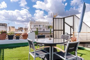 Outdoor dining - Vacation Home 'Apto Azahara - Casa San Marcial' with Private Terrace and Wi-Fi (Las Palmas de Gran Canaria)