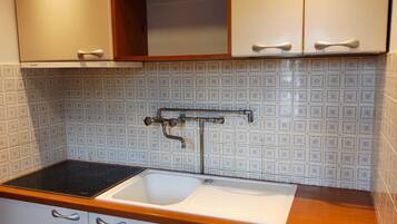 Een koelkast, een magnetron, een kookplaat, een vaatwasser