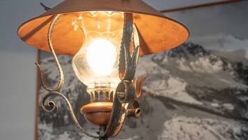 Lampada da parete in stile vintage con paralume in vetro trasparente e lampadina a vista.