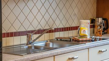 Frigorifero, microonde, piano cottura, lavastoviglie