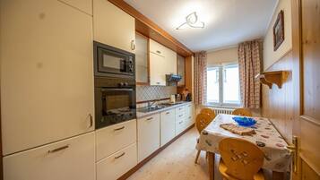 Frigorifero, microonde, piano cottura, lavastoviglie