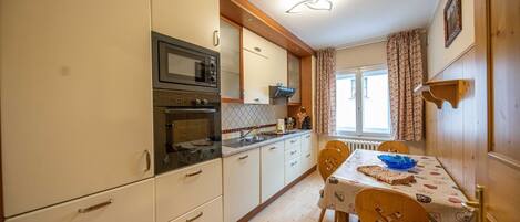 Kühlschrank, Mikrowelle, Herdplatte, Geschirrspüler