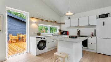 Køleskab, kogeplade, opvaskemaskine, kaffe-/temaskine