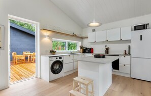 Kühlschrank, Mikrowelle, Herdplatte, Geschirrspüler