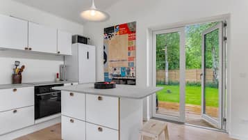 Køleskab, kogeplade, opvaskemaskine, kaffe-/temaskine