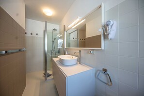 Douche, sèche-cheveux, bidet, serviettes fournies