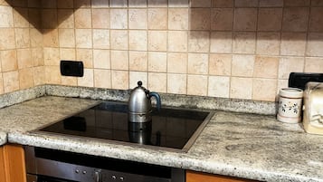 Kylskåp, mikrovågsugn, spishäll och diskmaskin