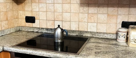 Een koelkast, een microgolfoven, een kookplaat, een vaatwasser
