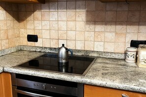 Réfrigérateur, micro-ondes, plaque de cuisson, lave-vaisselle