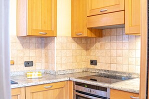 ثلاجة، ميكروويف، موقد طهي مسطح، غسالة أطباق