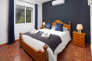 2 bedrooms, free WiFi, bed sheets - Chalet 'Finca Aguaillo' with Mountain View, Wi-Fi and Air Conditioning (Cómpeta)