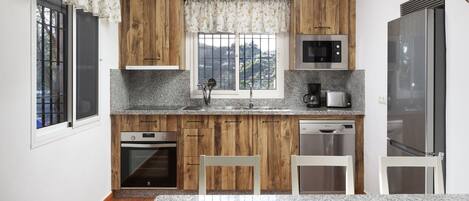 Een koelkast, een microgolfoven, een oven, een kookplaat