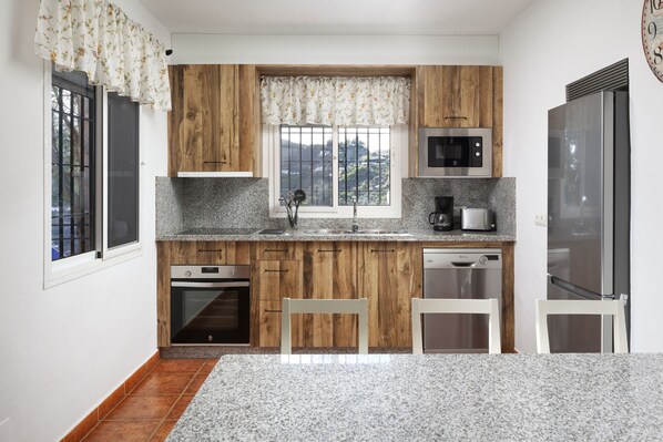 Jääkaappi, mikroaaltouuni, uuni, liesi