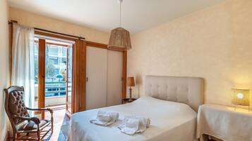 3 bedrooms, iron/ironing board, WiFi (free), bed sheets