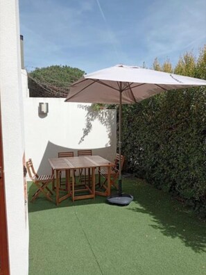 Outdoor dining - Villa 'Soltroia Beach House' with Private Terrace, Private Garden and Wi-Fi (Carvalhal)