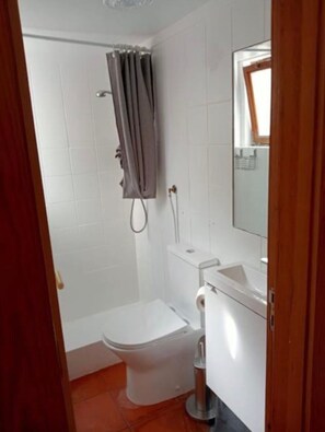 Shower, hair dryer, towels - Villa 'Soltroia Beach House' with Private Terrace, Private Garden and Wi-Fi (Carvalhal)