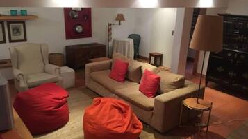 Een televisie en een open haard