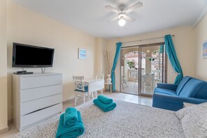 TV - Vacation 'Castle Harbour' with Sea View, Shared Pool and Private Terrace (Los Cristianos)