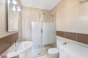 Douche, sèche-cheveux, serviettes fournies