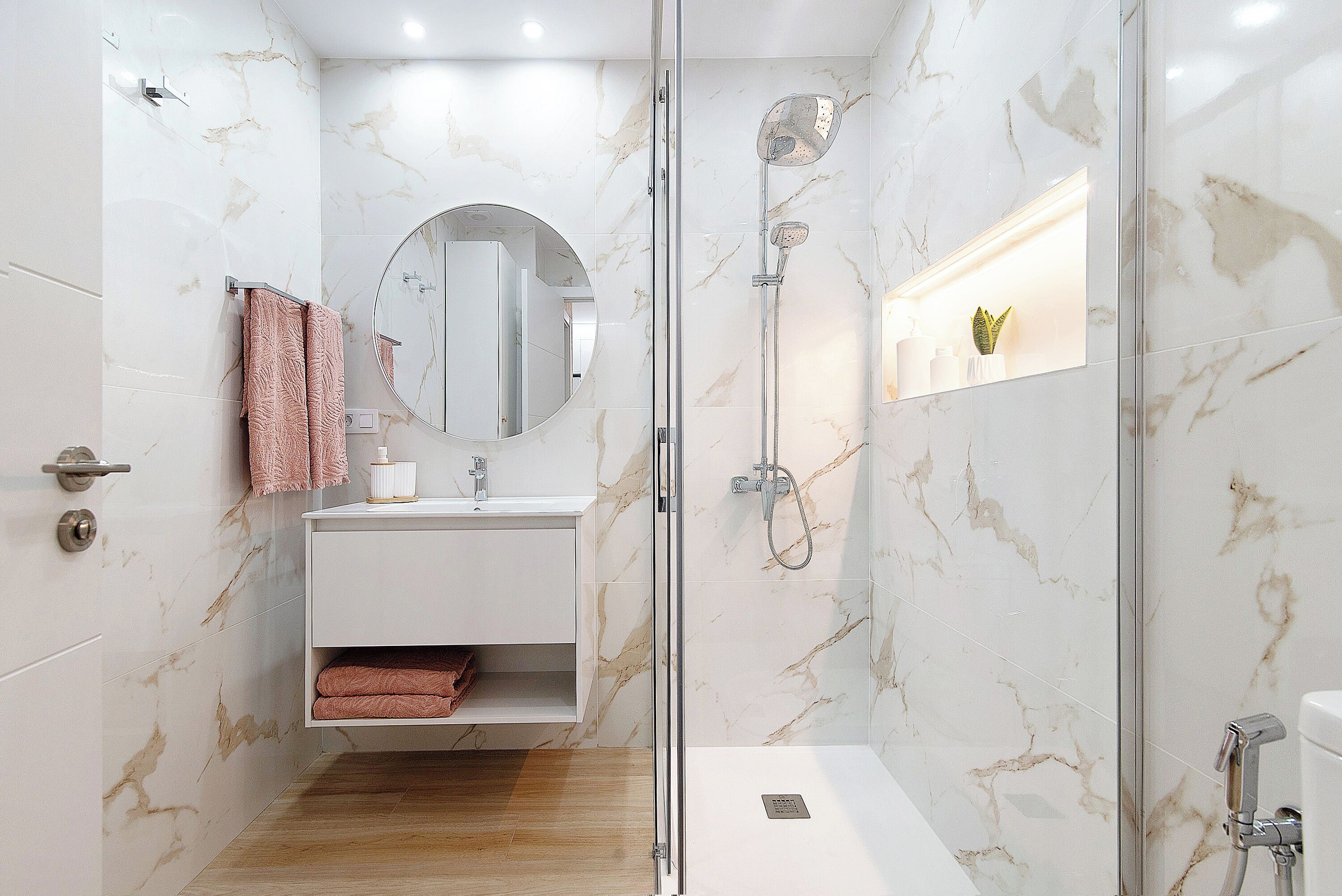 Dusj, hårføner og håndklær